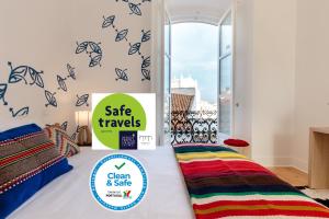 Un dormitorio con una cama con un cartel que dice que la venta viaja en Heaven Inn Suites & Terrace, en Évora