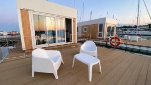 AQUA RESORT GIULIANOVA - Houseboat Experience的休息区