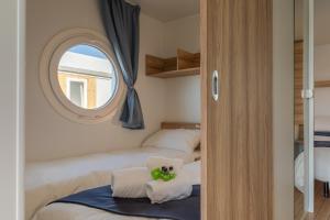 เตียงในห้องที่ AQUA RESORT GIULIANOVA - Houseboat Experience