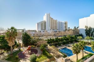 Výhled na bazén z ubytování Jardins da Rocha BeachView by Encantos do Algarve 19A nebo okolí