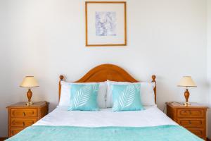 Postel nebo postele na pokoji v ubytování Jardins da Rocha BeachView by Encantos do Algarve 19A