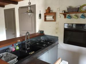 una cocina con fregadero y estufa en Gite Le Cantou, en Saint-Maurice-de-Lignon 11 fotos más
