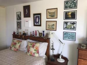 um quarto com uma cama e quadros na parede em Sweet n’ Boujee Studio Apartment with Varenda em Pafos