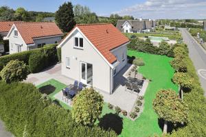 een uitzicht op een huis met een tuin bij Paleisje Noordwijk in Noordwijk