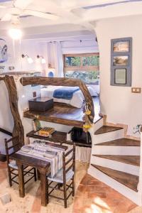 Regués的住宿－Les Olles，客房设有双层床、桌子和楼梯。