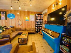 TV a/nebo společenská místnost v ubytování CAMPING PARADIS FAMILY des ISSOUX