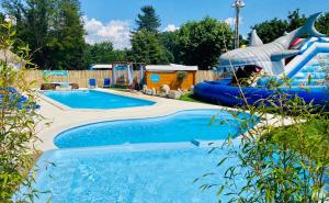 Bazén v ubytování CAMPING PARADIS FAMILY des ISSOUX nebo v jeho okolí