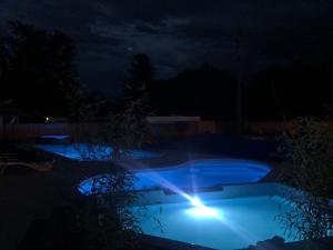 Bazén v ubytování CAMPING PARADIS FAMILY des ISSOUX nebo v jeho okolí