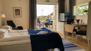 TV a/nebo společenská místnost v ubytování Skaftö Hotell Villa Lönndal, Grundsund