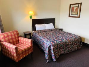 Ένα ή περισσότερα κρεβάτια σε δωμάτιο στο Express Inn
