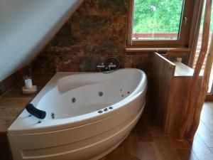 baño con bañera blanca y ventana en Apartmán Life in Nature, en Jaronice