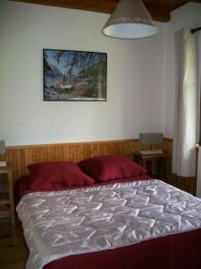 - une chambre avec un lit et une photo sur le mur dans l'établissement Gîtes Vallouise Ecrins, à Vallouise