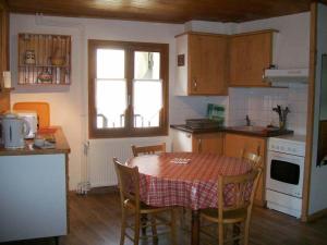 een keuken met een tafel en een tafel en stoelen bij Gîtes Vallouise Ecrins in Vallouise