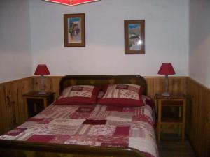 een bed met twee rode kussens in een slaapkamer bij Gîtes Vallouise Ecrins in Vallouise