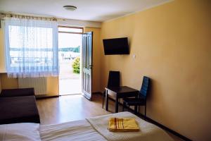 Televízia a/alebo spoločenská miestnosť v ubytovaní Hotel Gołuń