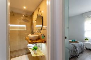 Koupelna v ubytování Blue & Red by Sol Maestranza + 39 fotografií