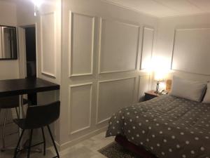 1 dormitorio con cama, escritorio y mesa en Sage Hills Motel, en Cache Creek