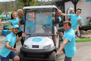 Un groupe de personnes debout autour d'une voiturette de golf dans l'établissement CAMPING PARADIS FAMILY des ISSOUX, à Lalevade-dʼArdèche
