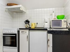 エルビンガーオーデにあるAttractive apartment in R beland in the Upper Harzのキッチン(コンロ、電子レンジ付)