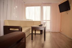 Televízia a/alebo spoločenská miestnosť v ubytovaní Hotel Gołuń