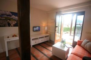 TV a/nebo společenská místnost v ubytování 2 HABIT, SALA, TERRAZA, JARDIN, PARKING GRATiS
