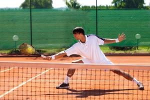 Tenis alebo squash v ubytovaní Hotel Gołuń alebo jeho okolí