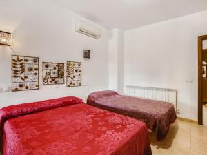 - 2 lits dans une chambre avec des draps rouges dans l'établissement Belvilla by OYO Casa La Espartera, à Ciudad Real