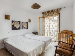 - une chambre avec 2 lits et une fenêtre dans l'établissement Belvilla by OYO Casa La Espartera, à Ciudad Real