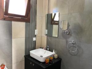 Bilik mandi di C-elena Suite