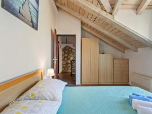1 dormitorio con 1 cama grande con manta azul en Chic Holiday Home in Marina with Private Swimming Pool, en Marina