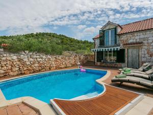 Bazén v ubytování Holiday Home in Marina with Sea beach nebo v jeho okolí