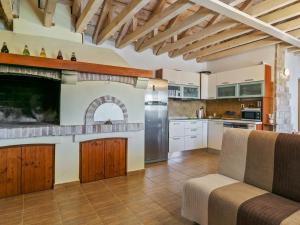 Kitchen o kitchenette sa Chic Holiday Home in Marina with Private Swimming Pool