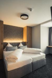 A bed or beds in a room at Panorama Residence Mösern