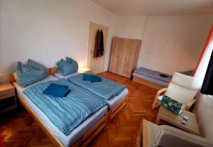 um quarto com uma cama grande e almofadas azuis em Penzion U Juráše em Třeboň