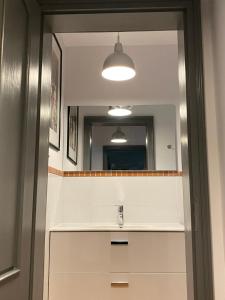 un bagno con lavandino e specchio di Mały Domek w Górach Sowich a Pieszyce Altre 17 foto