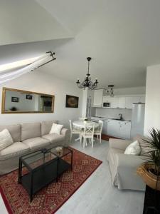sala de estar con sofá y mesa en Apartman "Noa" en Sremska Mitrovica