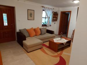 sala de estar con sofá y mesa de centro en Nyugalom szigete 2 fős apartman 1 hálótérrel, en Vértessomló