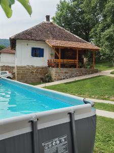 una casa con piscina frente a una casa en Stara etno kuća Radonjić, en Guča