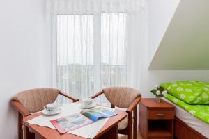 a bedroom with a table and two chairs and a bed at U KAZI in Niechorze