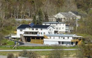 una gran casa blanca con una carretera delante de ella en Bottna Inn, en Gerlesborg