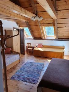 Un dormitorio con 2 camas y una mesa en una habitación en Penzión u Čupku, en Mlynky 