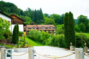 a large house in the middle of a garden at Geschmackvolles Appartement am Donauradweg in Obernzell