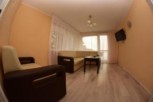 Televízia a/alebo spoločenská miestnosť v ubytovaní Hotel Gołuń + 23 fotografií