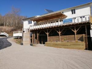 - un grand bâtiment blanc avec un panneau dans l'établissement Bottna Inn, à Gerlesborg