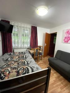 Cama ou camas em um quarto em Pokoje i apartamenty Aga Centrum