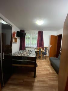 Cama ou camas em um quarto em Pokoje i apartamenty Aga Centrum