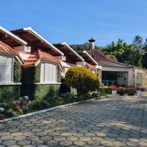 a cobblestone driveway in front of a house at Park Hotel Mantiqueira in Barbacena