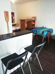 - une table de ping-pong et 2 chaises dans la chambre dans l'établissement River-view studio perfect for travelers, à Metković