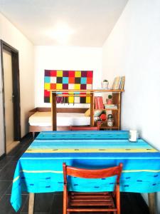 Cette chambre comprend une table bleue avec une chaise et un lit. dans l'établissement River-view studio perfect for travelers, à Metković