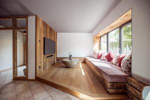 ein Wohnzimmer mit einem Sofa und einem TV in der Unterkunft Gästehaus Richter in Grainau